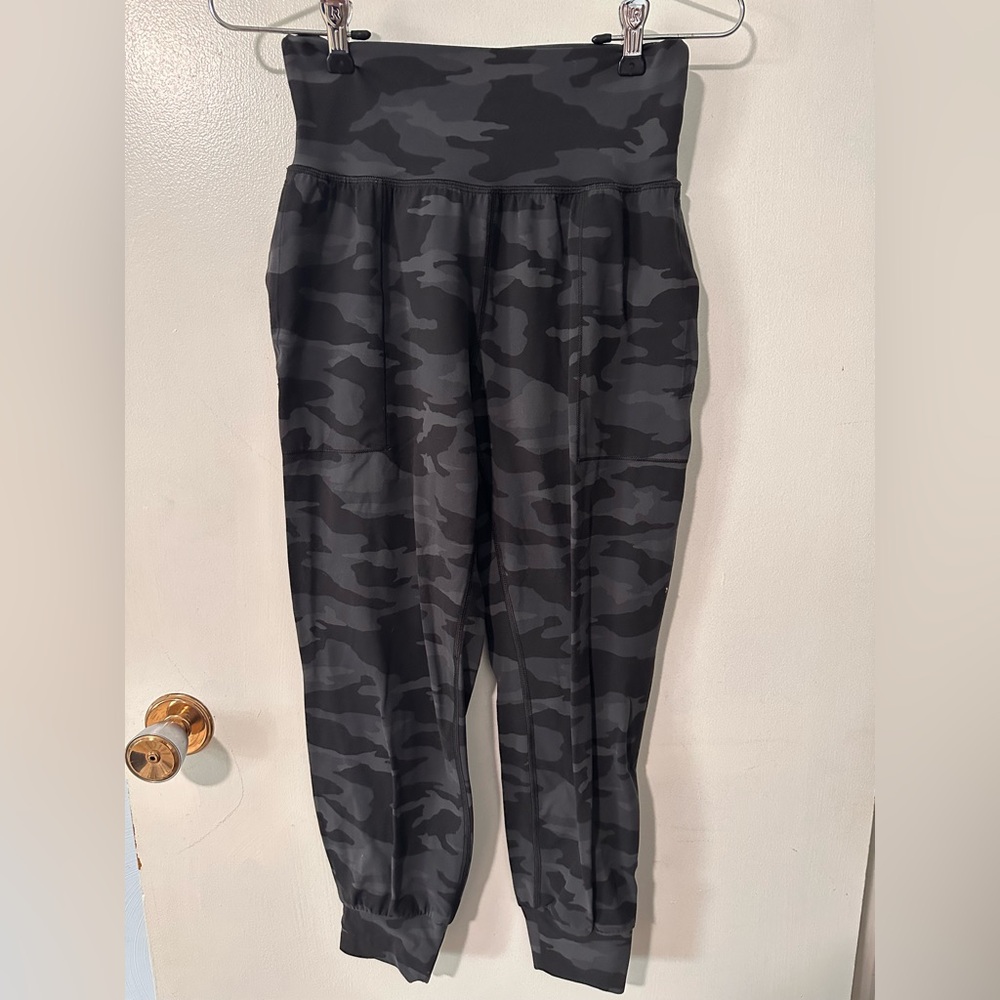 XS Petite Athleta Salutation camo jogger
